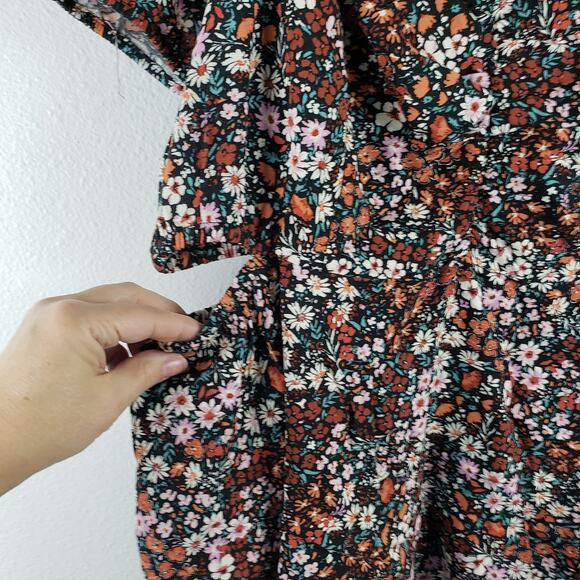 Torrid Women's 1X Side Cutout Babydoll Top Dark Ditzy Floral Flutter Sleeve New - Picture 3 of 12